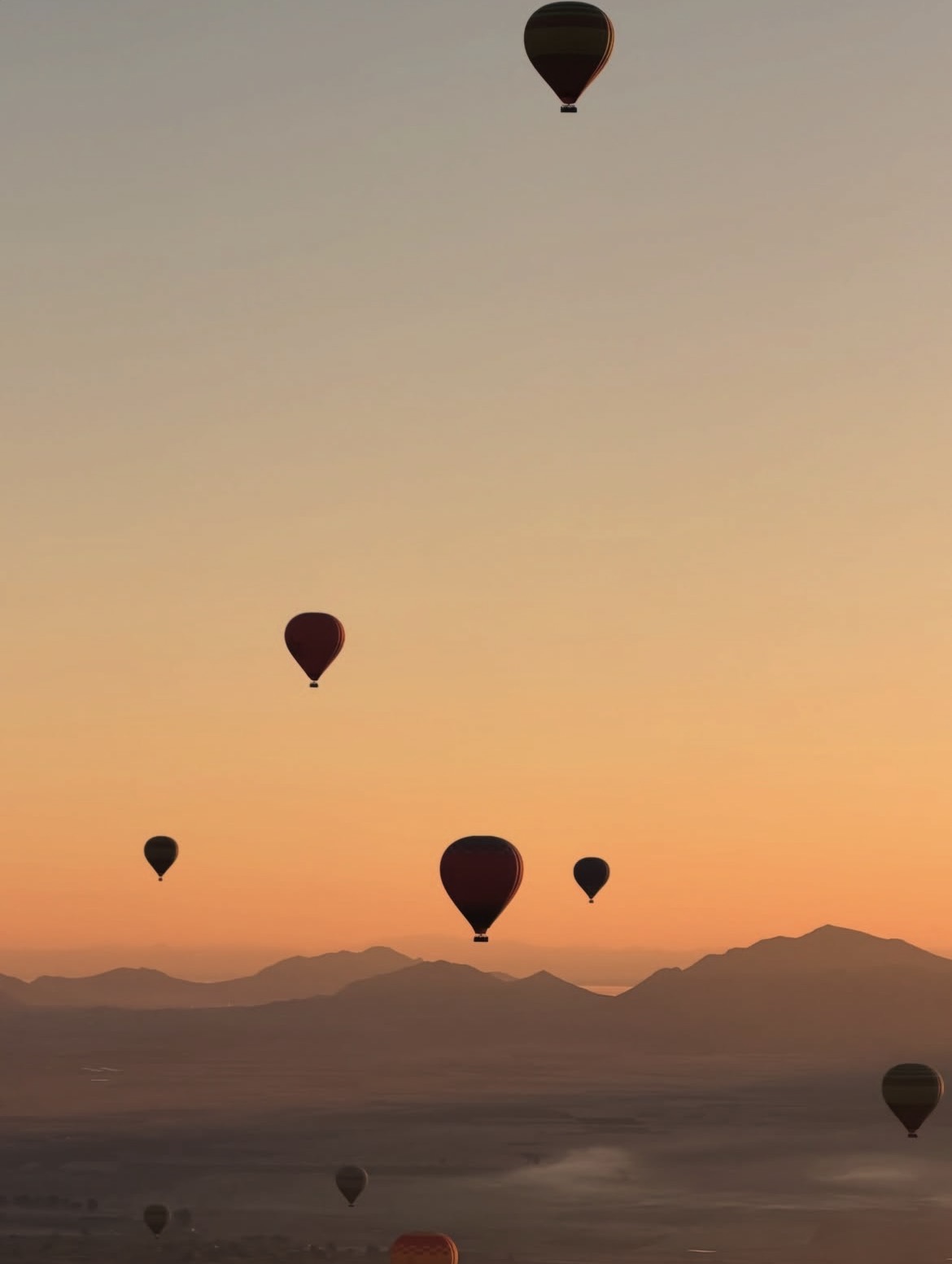 Montgolfière au lever du soleil
